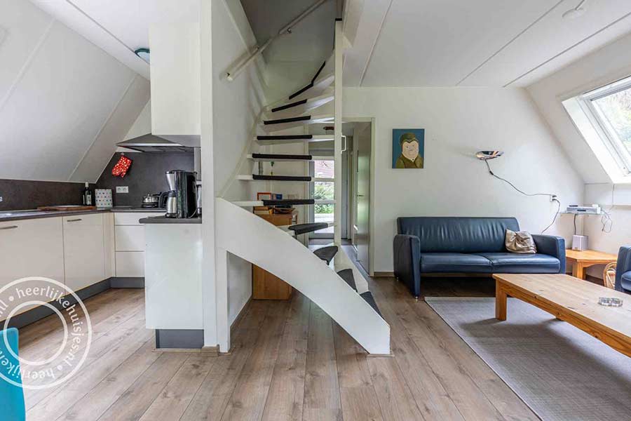 keuken met trap en woonkamer genomen vanuit de openslaande deuren