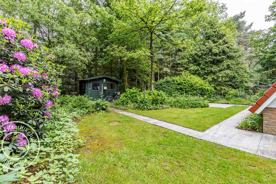 terras zijaanzicht met schuurtje